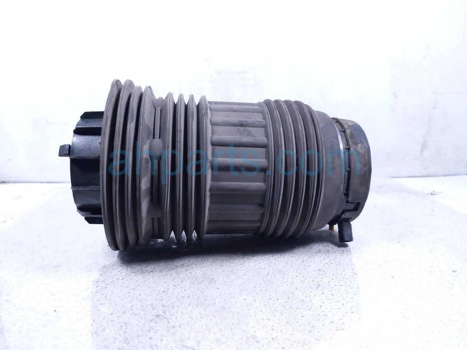 2011 Porsche Panamera Strut / / Shock Absorber Rear Passenger Air Suspension Spring Bag 970 333 533 35 Replacement 2011 Porsche Panamera Strut / / Shock Absorber Rear Passenger Air Suspension Spring Bag 970 333 533 35 Replacement thumbnail