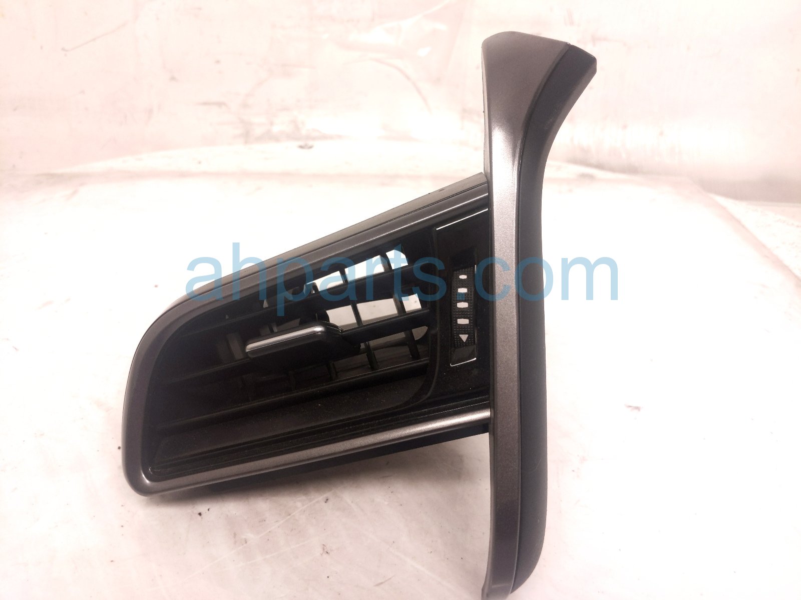 Toyota LH DASH AIR VENT OUTLET ASSY - BLK Toyota LH DASH AIR VENT OUTLET ASSY - BLK