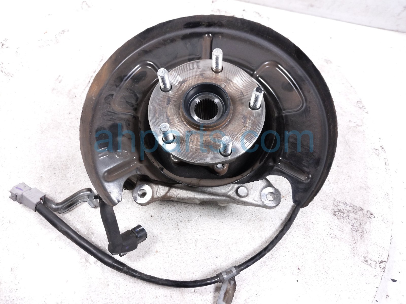Subaru RR/LH SPINDLE KNUCKLE HUB