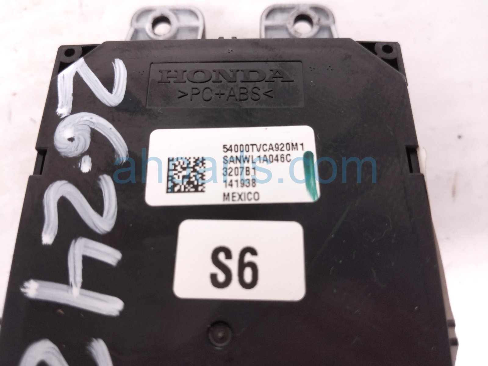 2018 Honda Accord A/t Shifter Button Assy 2.0l 54000 TVC L92 Replacement 2018 Honda Accord A/t Shifter Button Assy 2.0l 54000 TVC L92 Replacement thumbnail