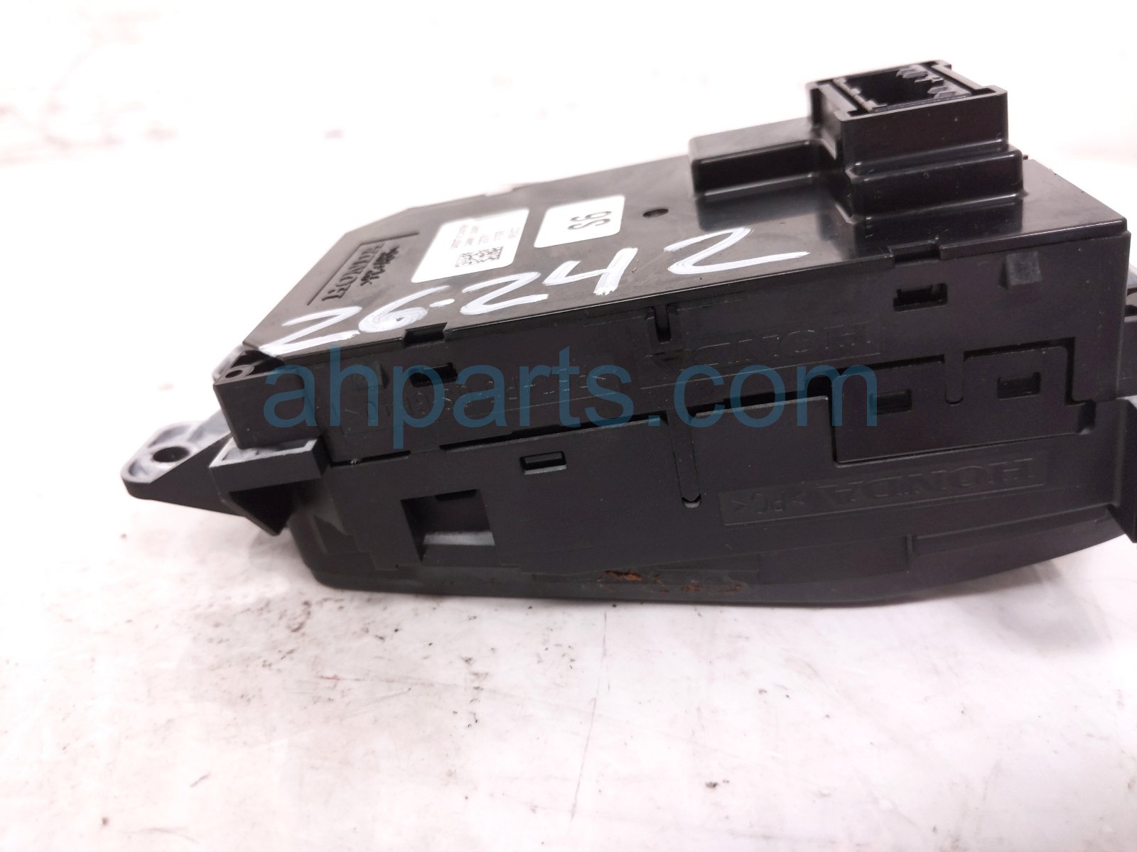 2018 Honda Accord A/t Shifter Button Assy 2.0l 54000 TVC L92 Replacement 2018 Honda Accord A/t Shifter Button Assy 2.0l 54000 TVC L92 Replacement thumbnail