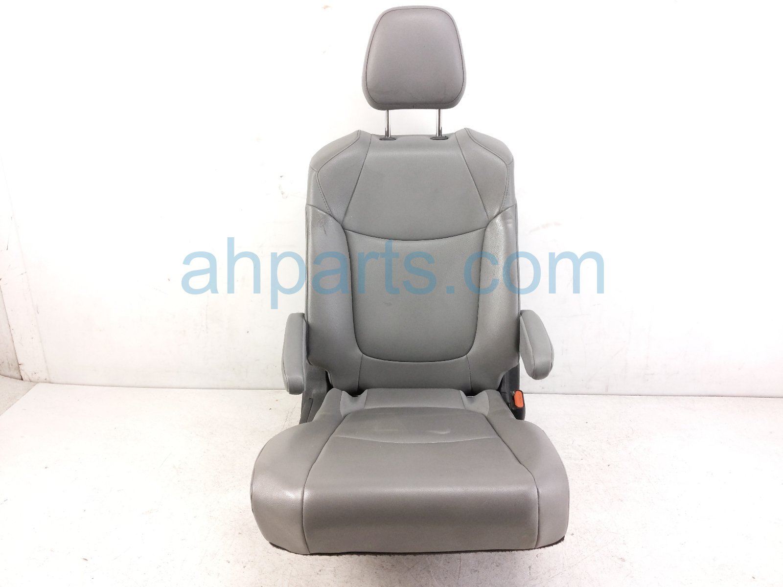 Rear passenger 2ND ROW CAPT CHAIR - GREY