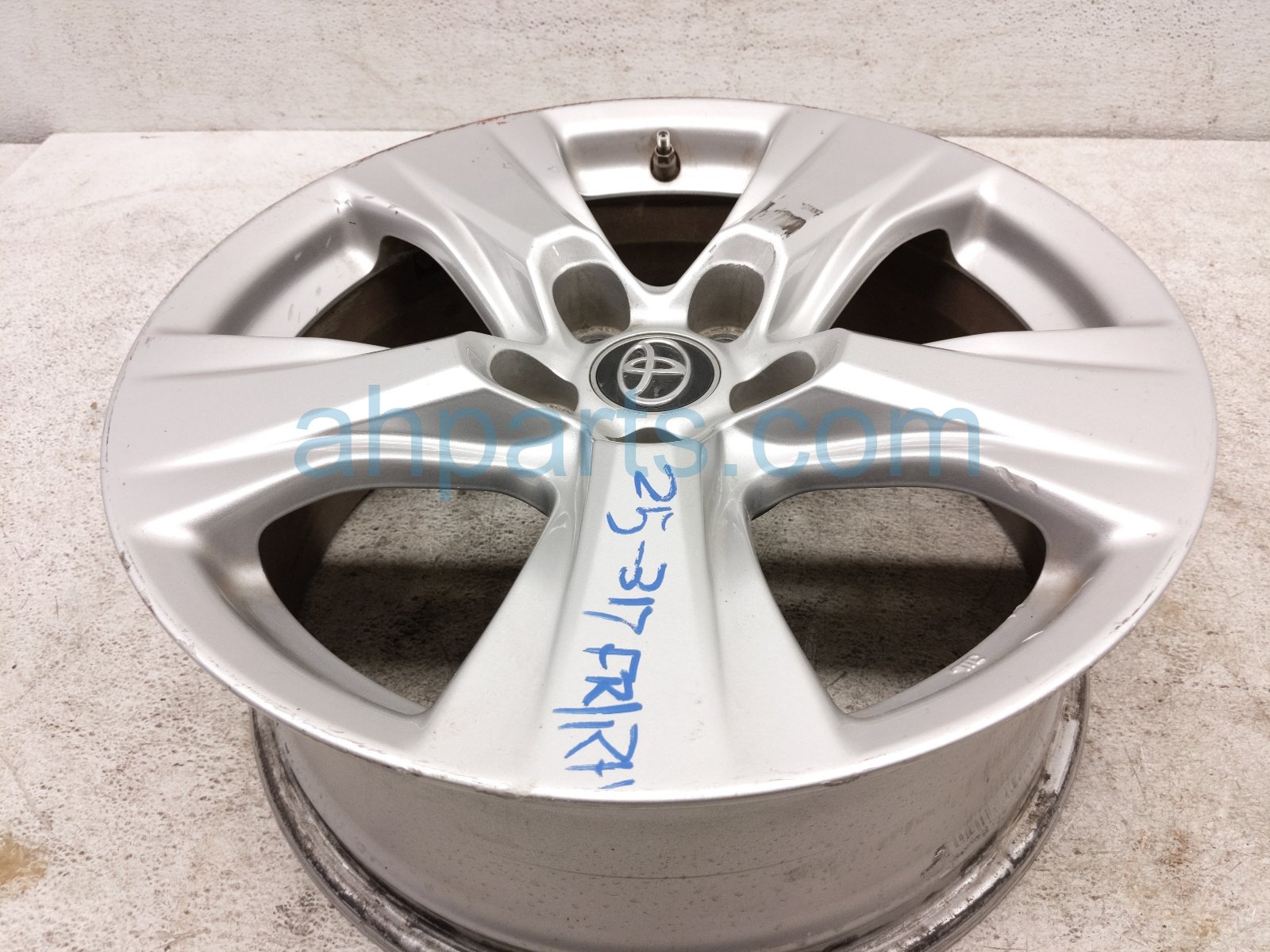 2019 Toyota Rav 4 Front Passenger Wheel / Rim 42611 0R240 Replacement 2019 Toyota Rav 4 Front Passenger Wheel / Rim 42611 0R240 Replacement thumbnail