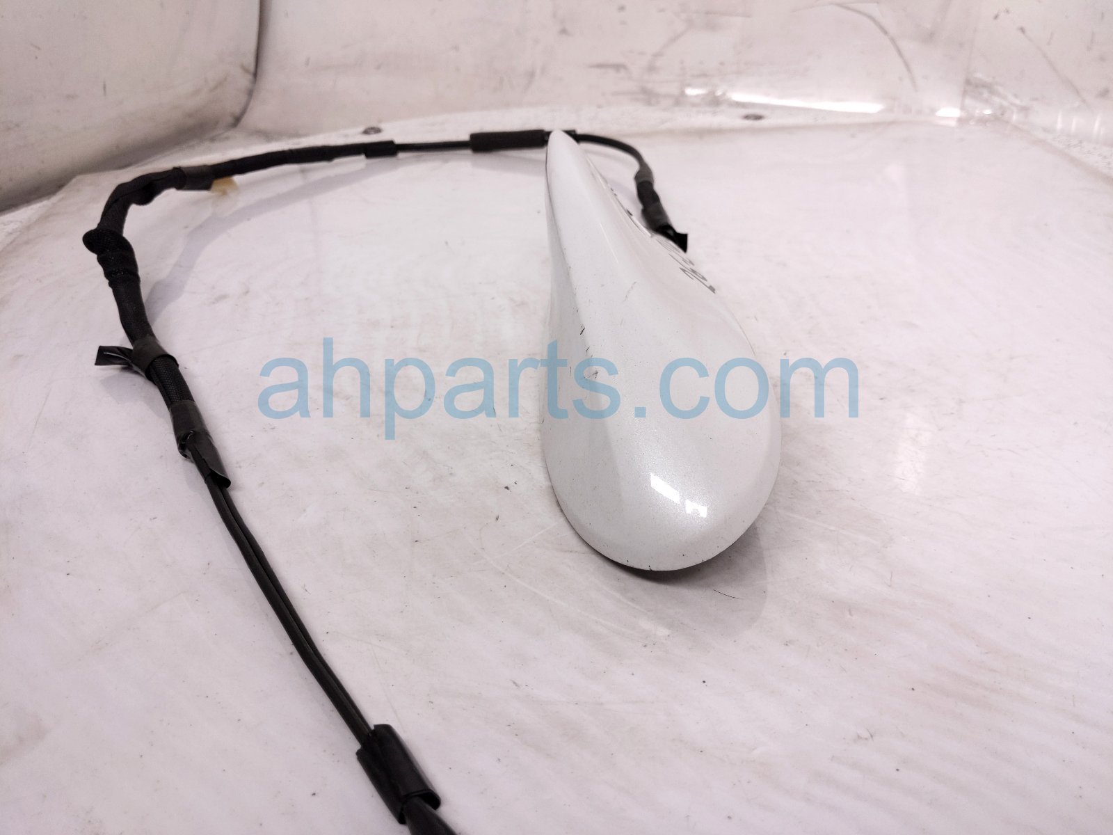2019 Honda Accord Roof Antenna Assy White 39150 TVA A51ZC Replacement 2019 Honda Accord Roof Antenna Assy White 39150 TVA A51ZC Replacement thumbnail