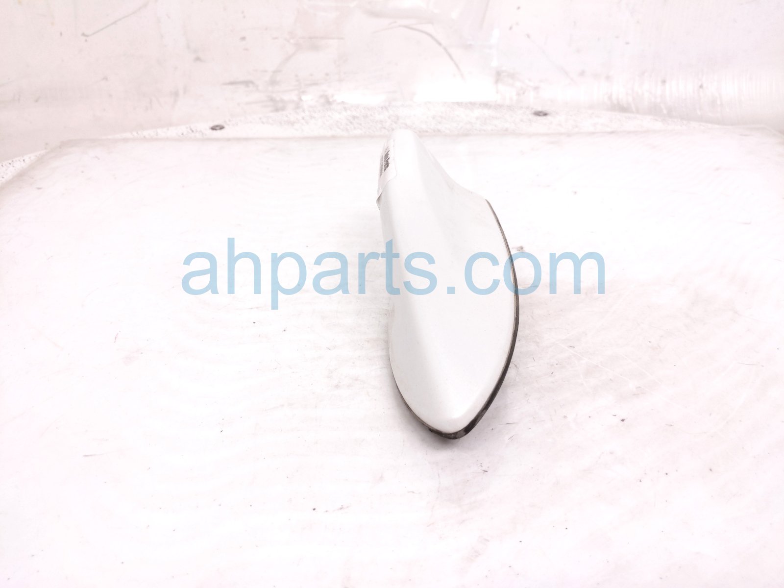 Toyota ANTENNA - ROOF MTD - SHARK FIN WHITE