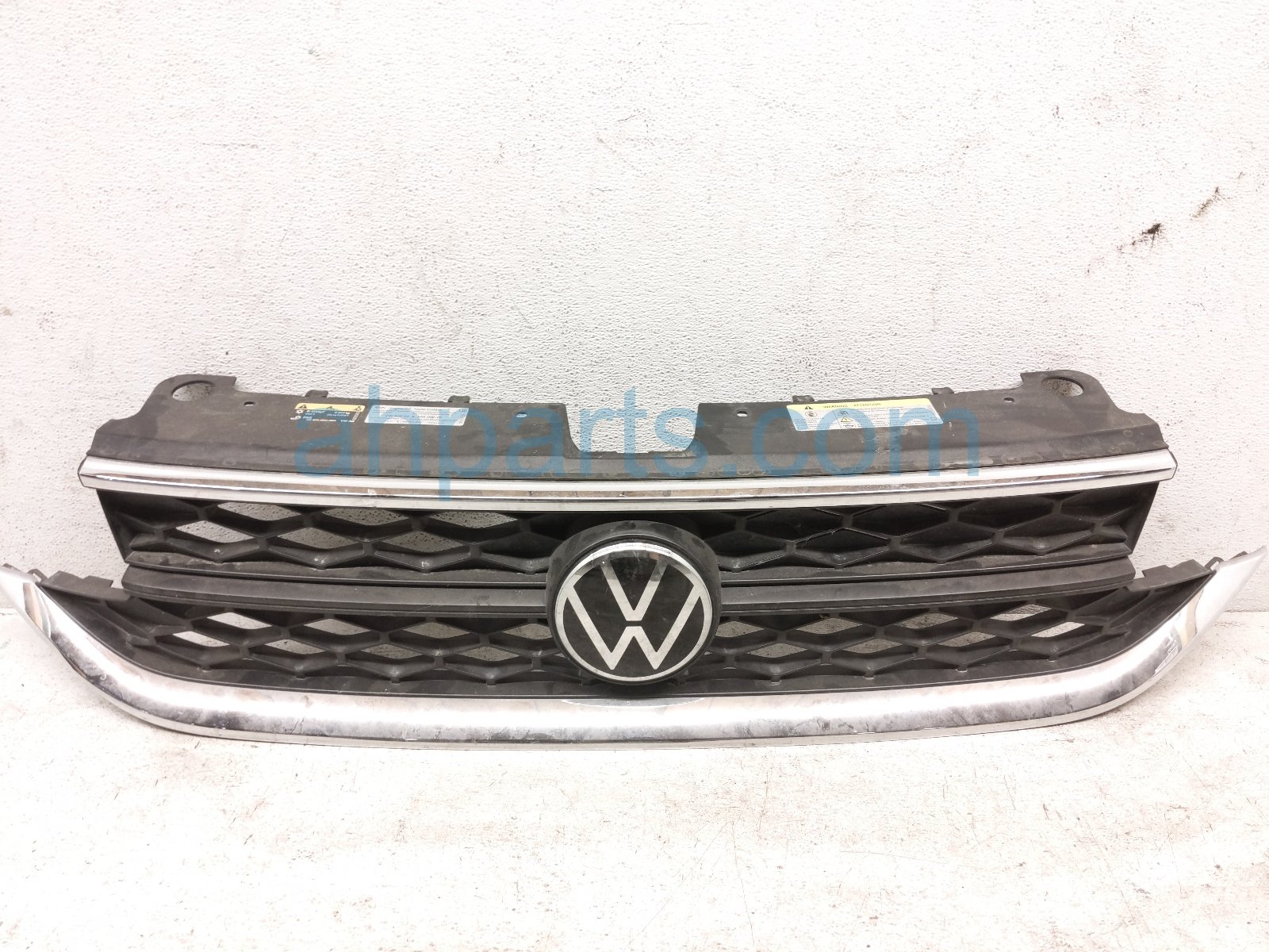 Volkswagen UPPER GRILLE - CHROME / BLACK