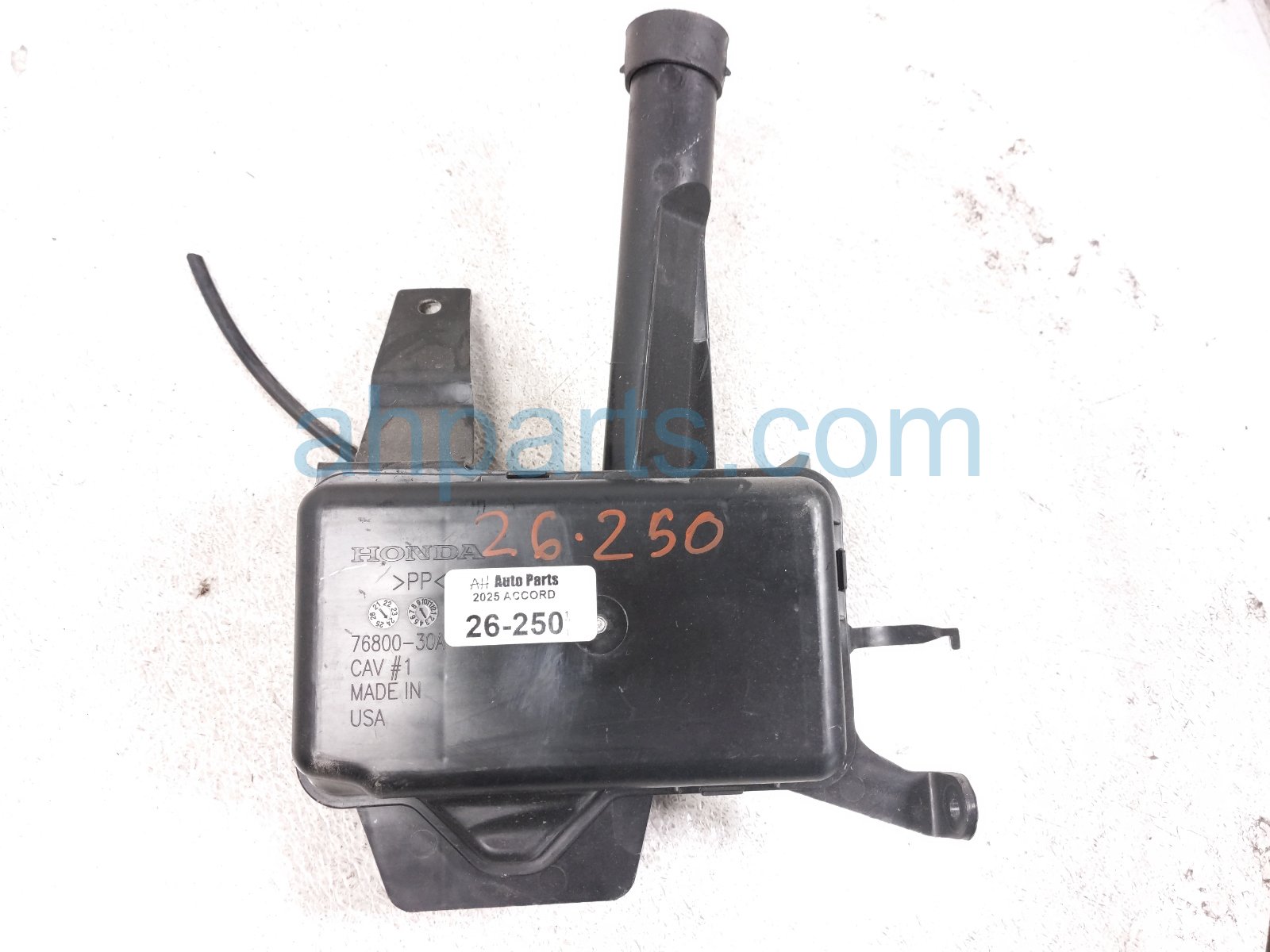 Honda WINDSHIELD WASHER RESERVOIR TANK