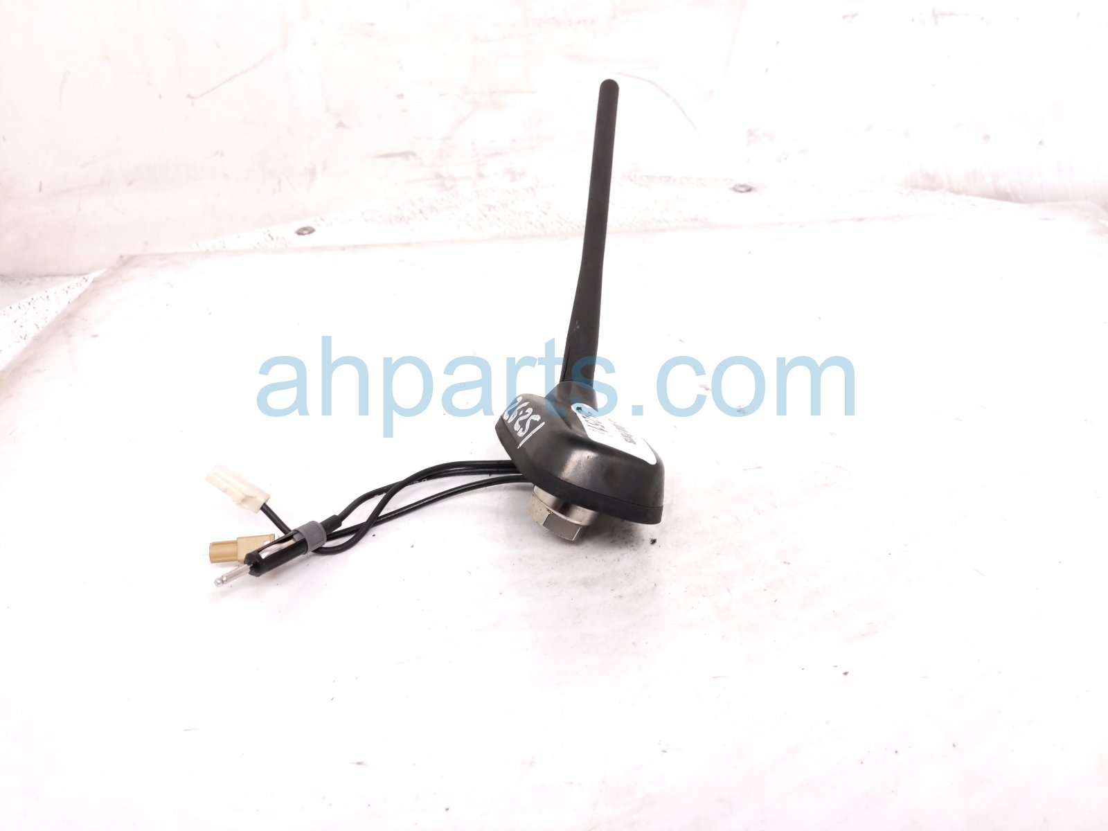 2015 Mitsubishi Lancermit Roof Antenna Assy Blue 8637A135 Replacement 2015 Mitsubishi Lancermit Roof Antenna Assy Blue 8637A135 Replacement thumbnail