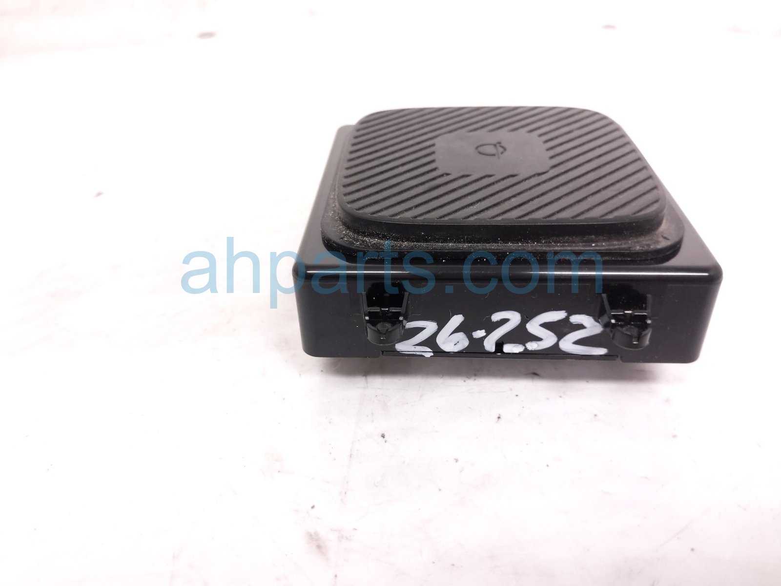 2025 Kia Carnival Wireless Charger Unit 95560 R0600 Replacement 2025 Kia Carnival Wireless Charger Unit 95560 R0600 Replacement thumbnail