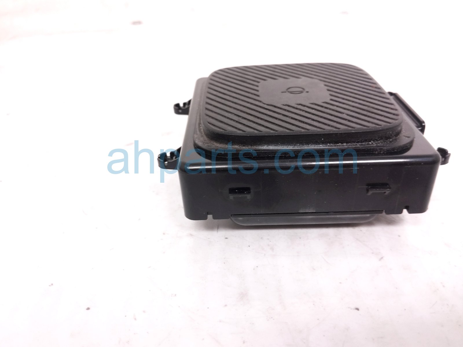 2025 Kia Carnival Wireless Charger Unit 95560 R0600 Replacement 2025 Kia Carnival Wireless Charger Unit 95560 R0600 Replacement thumbnail
