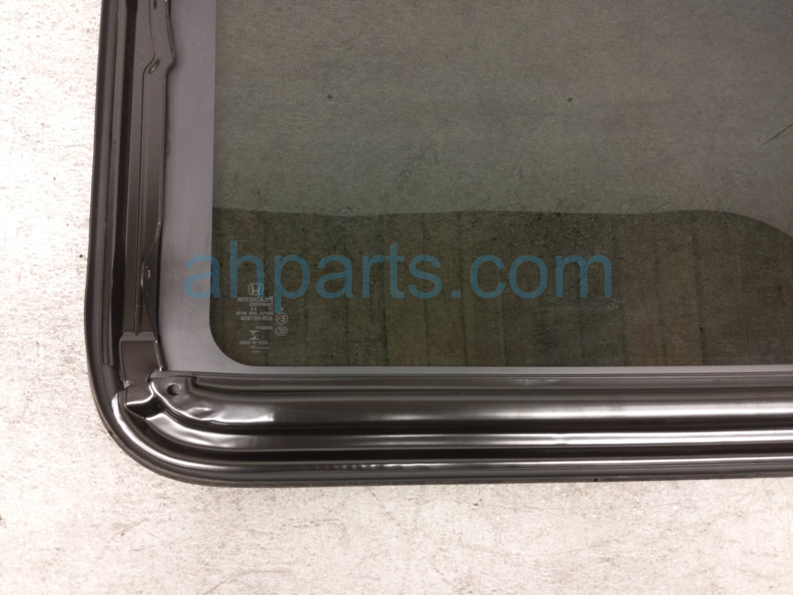 2021 Honda CR V Sunroof / Sun Roof Glass Window 70200 TLA A02 Replacement 2021 Honda CR V Sunroof / Sun Roof Glass Window 70200 TLA A02 Replacement thumbnail