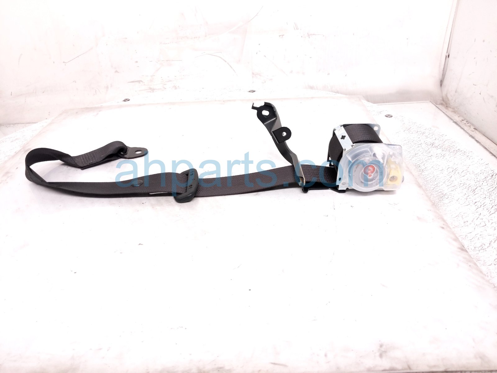 Toyota 2ND ROW LH SEAT BELT - BLACK