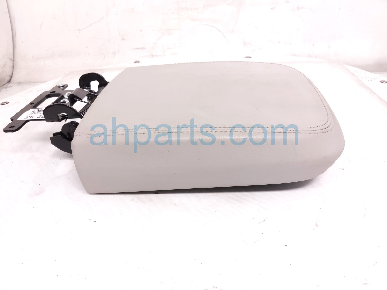 2025 Kia Carnival Center Console Lid/armrest Grey 846B3 R0000GYT Replacement 2025 Kia Carnival Center Console Lid/armrest Grey 846B3 R0000GYT Replacement thumbnail