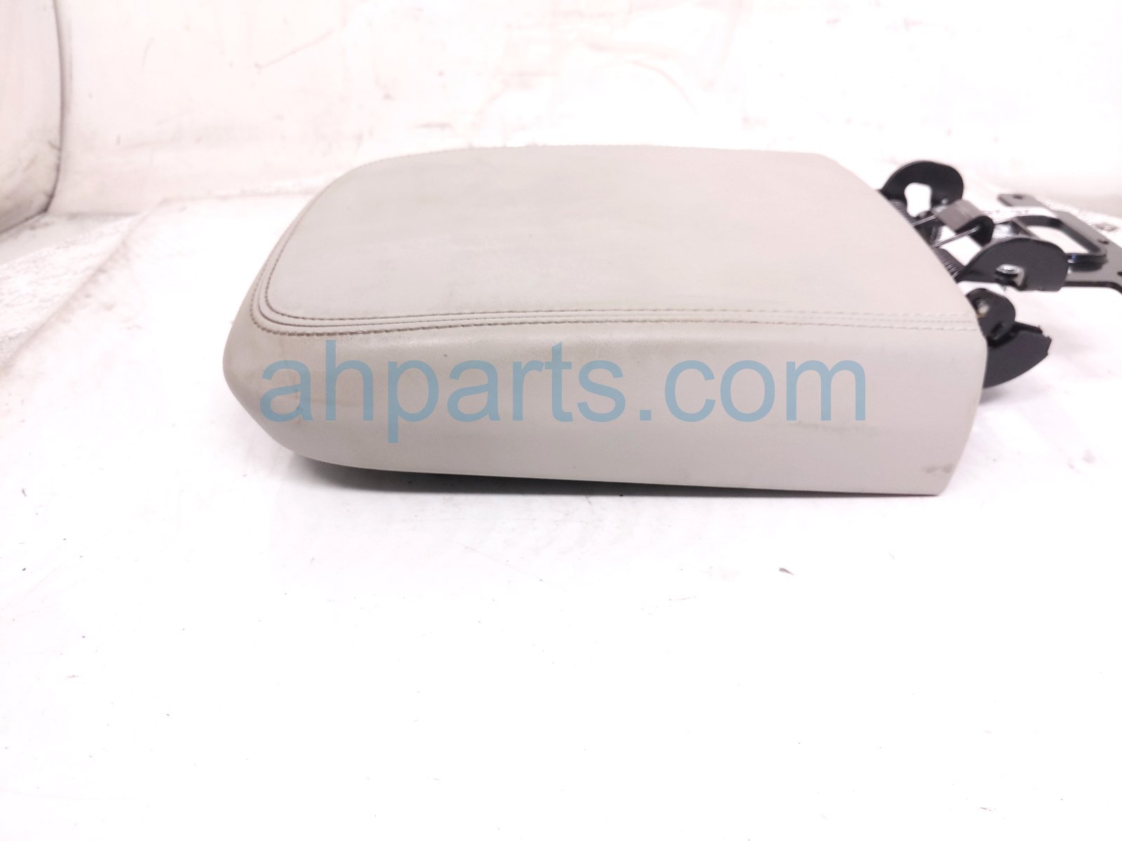 2025 Kia Carnival Center Console Lid/armrest Grey 846B3 R0000GYT Replacement 2025 Kia Carnival Center Console Lid/armrest Grey 846B3 R0000GYT Replacement thumbnail