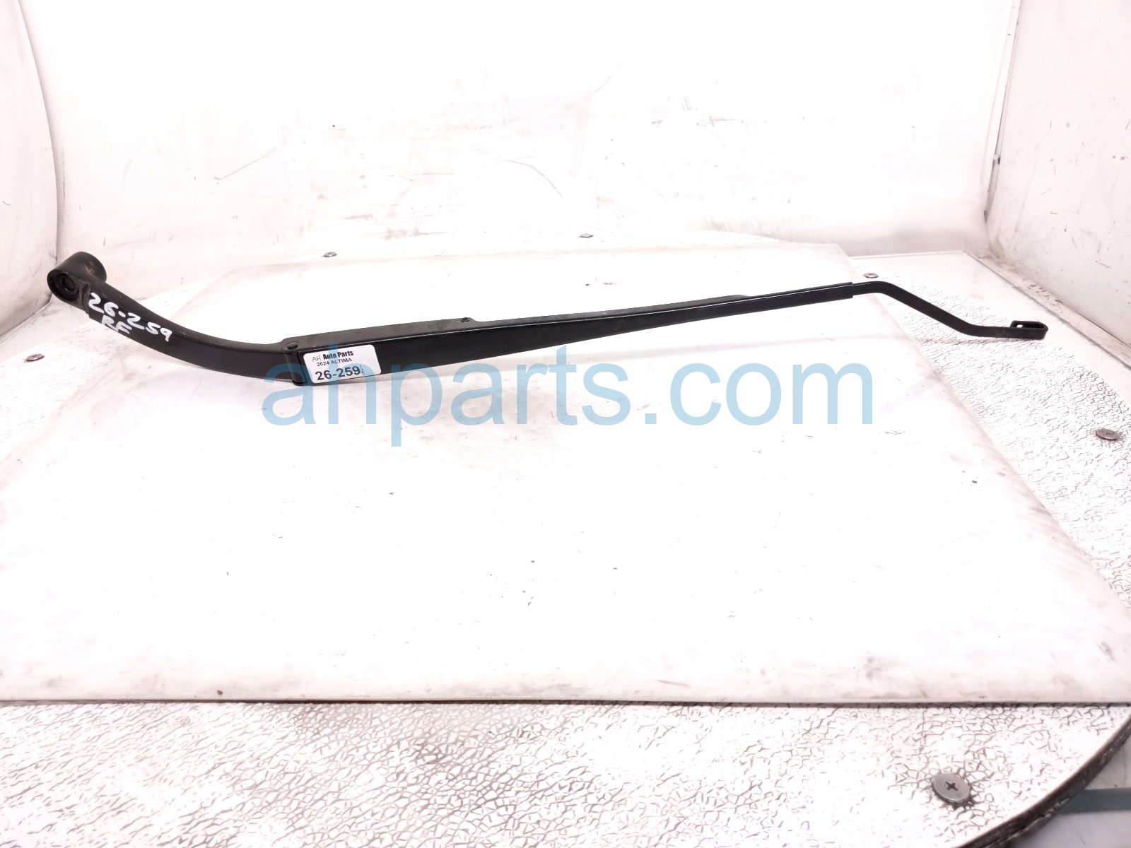 Nissan RH WINDSHIELD WIPER ARM