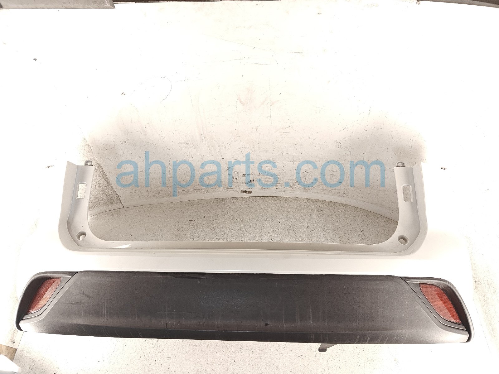 Toyota REAR BUMPER COVER - WHITE Toyota REAR BUMPER COVER - WHITE