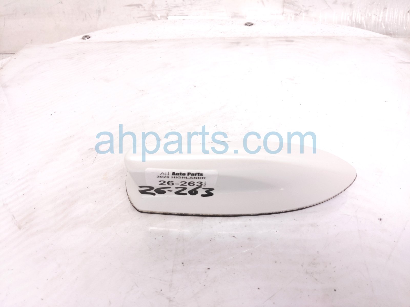 Toyota ANTENNA - ROOF MTD - SHARK FIN WHITE