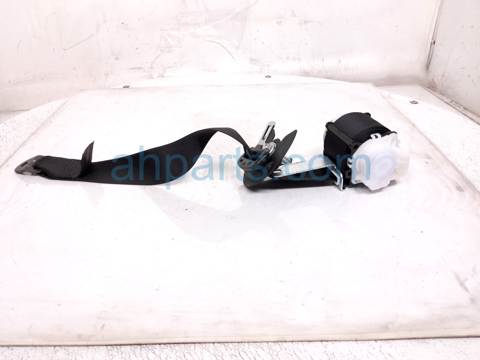 Toyota 2ND ROW RH SEAT BELT - BLACK Toyota 2ND ROW RH SEAT BELT - BLACK