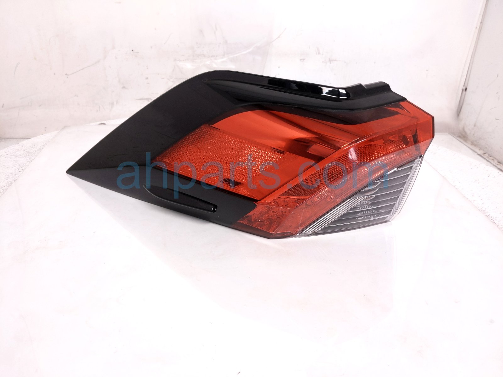 Toyota LH TAIL LAMP (ON BODY) Toyota LH TAIL LAMP (ON BODY)