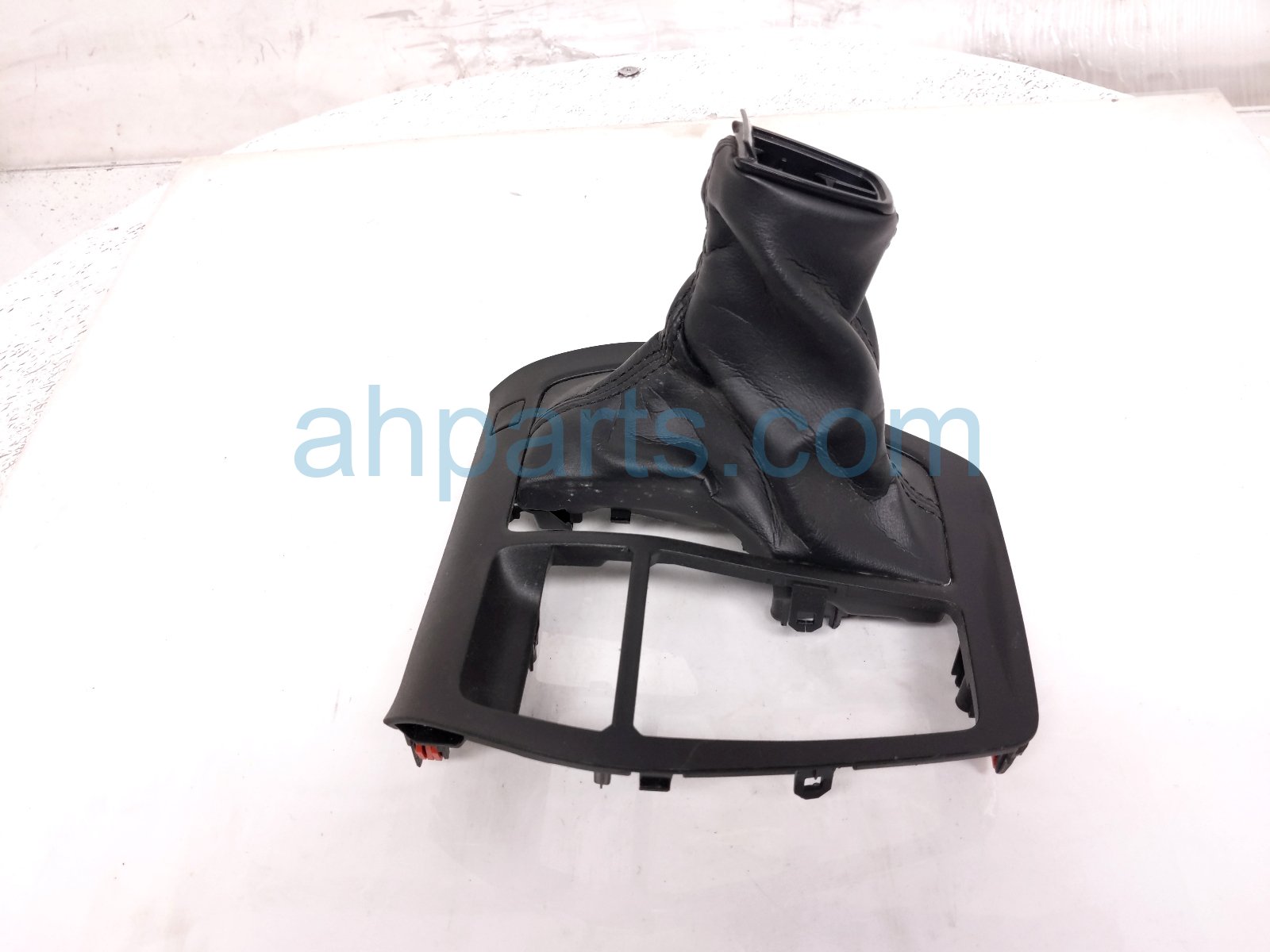 Toyota CENTER SHIFTER BEZEL W/BOOT-BLK Toyota CENTER SHIFTER BEZEL W/BOOT-BLK