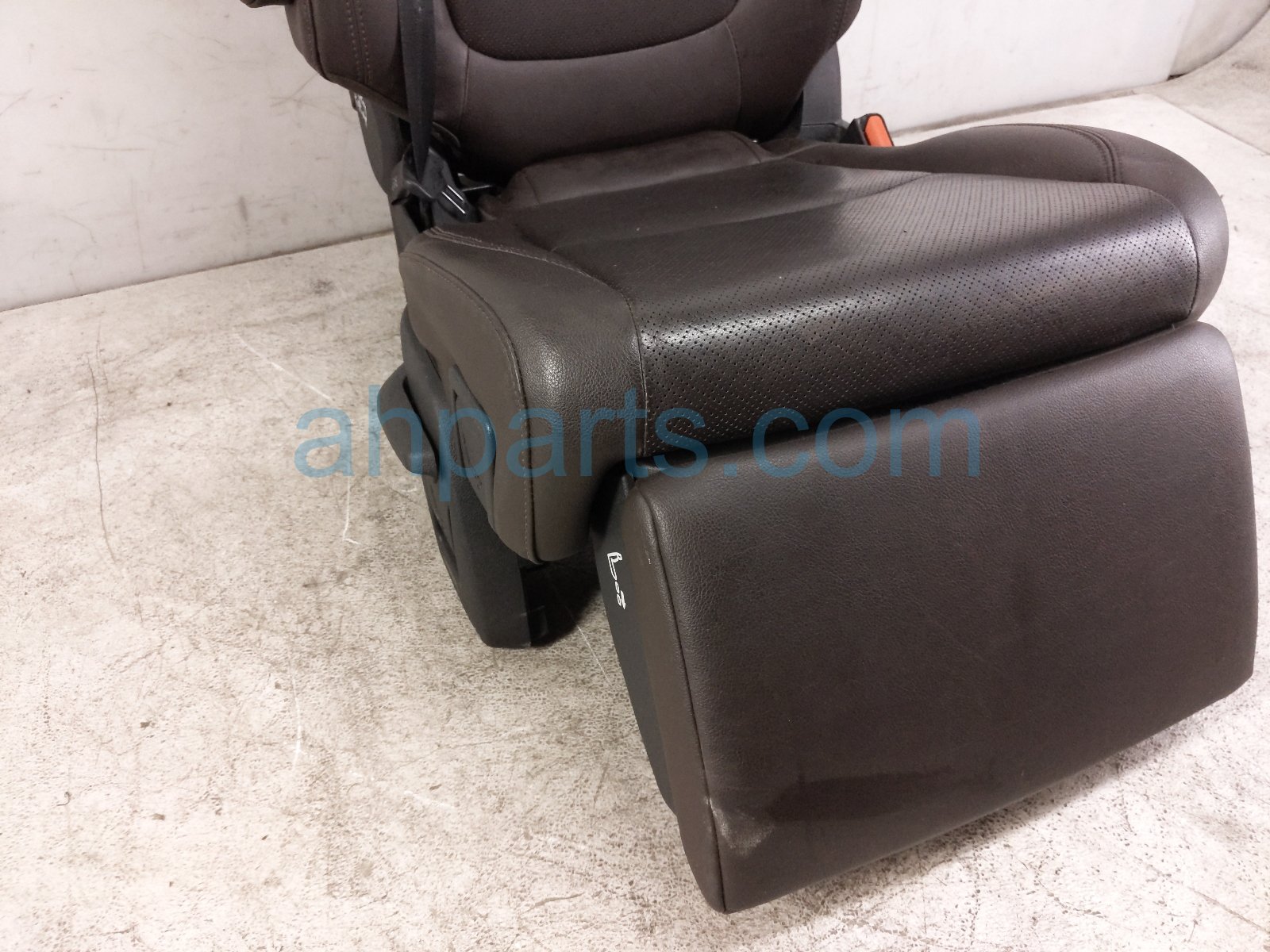 2022 Toyota Sienna Back Seat (2nd Row) Rear Passenger 2nd Row Capt Chair brn Lthr 71077 08130 E2 Replacement 2022 Toyota Sienna Back Seat (2nd Row) Rear Passenger 2nd Row Capt Chair brn Lthr 71077 08130 E2 Replacement thumbnail
