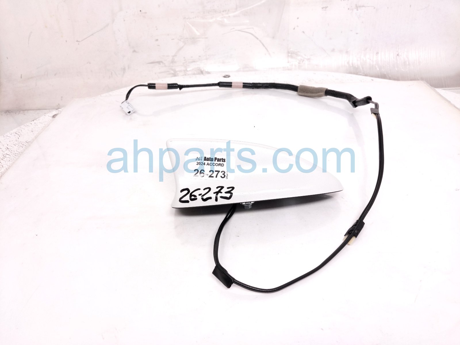 Honda ROOF ANTENNA - WHITE Honda ROOF ANTENNA - WHITE