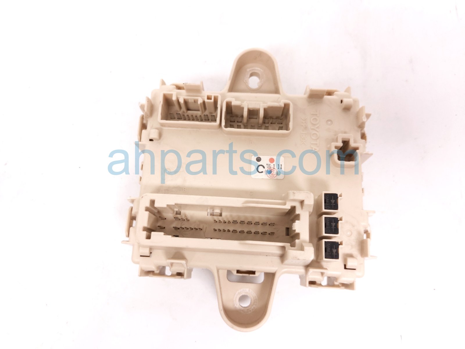 Lexus RR/LH QUARTER PANEL FUSE BOX