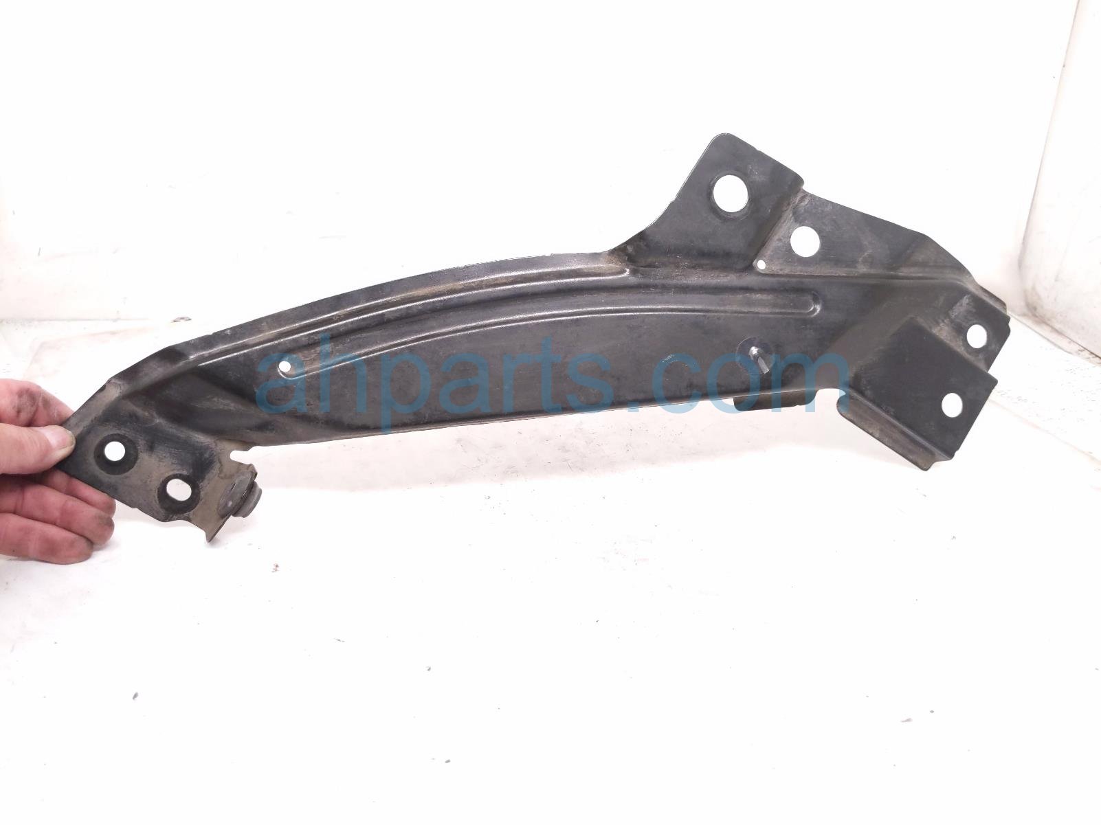 Volkswagen FR/RH HEADLIGHT MOUNT BRACKET Volkswagen FR/RH HEADLIGHT MOUNT BRACKET