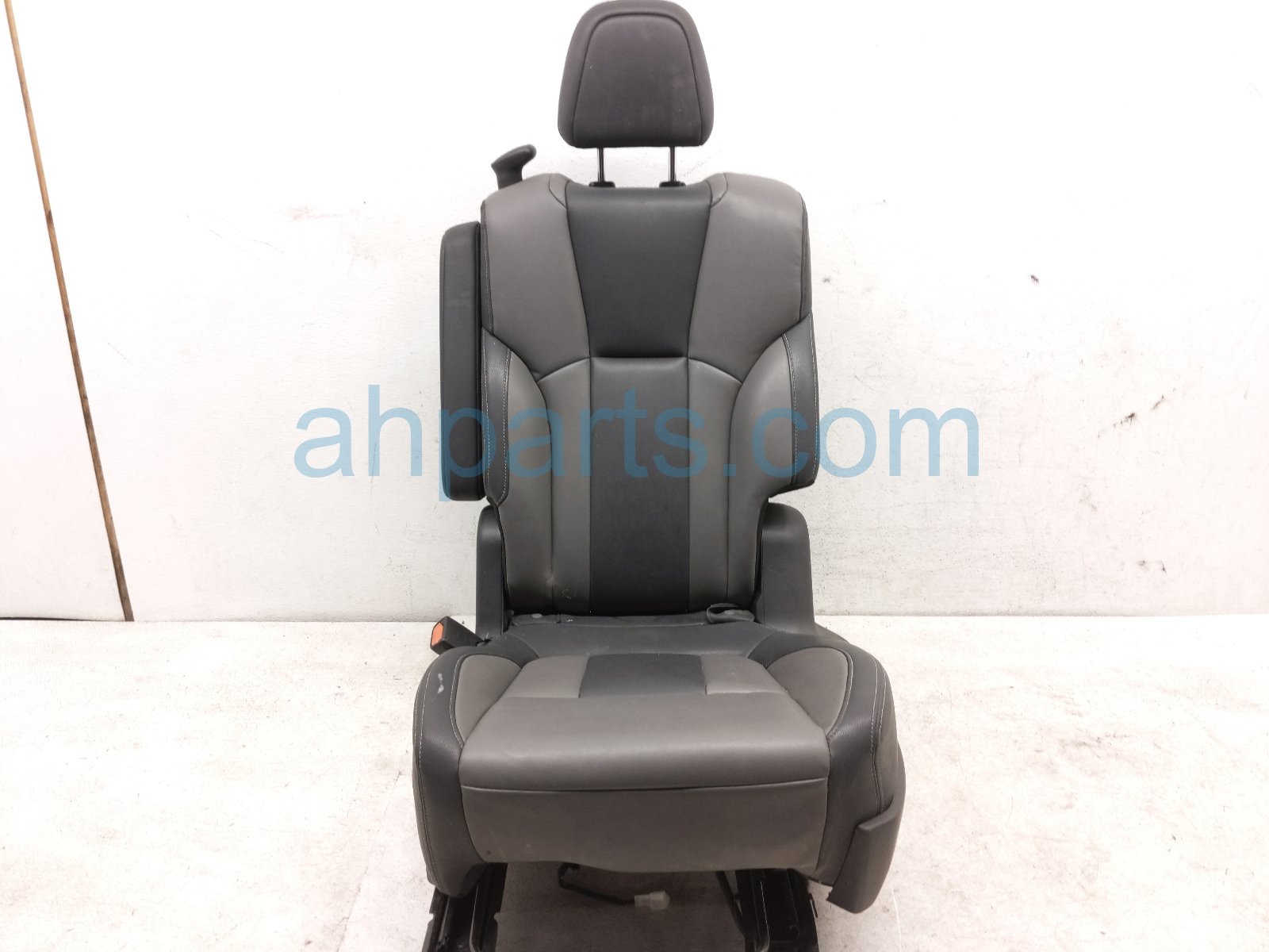 Subaru RR/LH 2ND ROW CAPT CHAIR - GREY