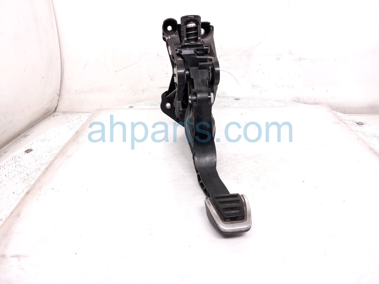 $75 Volkswagen CLUTCH PEDAL ASSY - 2.0T MT