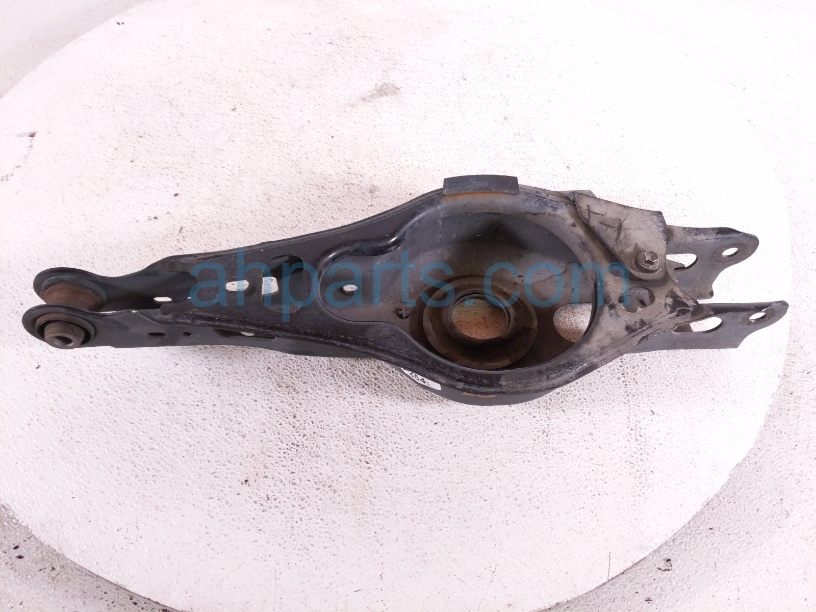 Toyota RR/LH SPRING SEAT LOWER CONTROL ARM