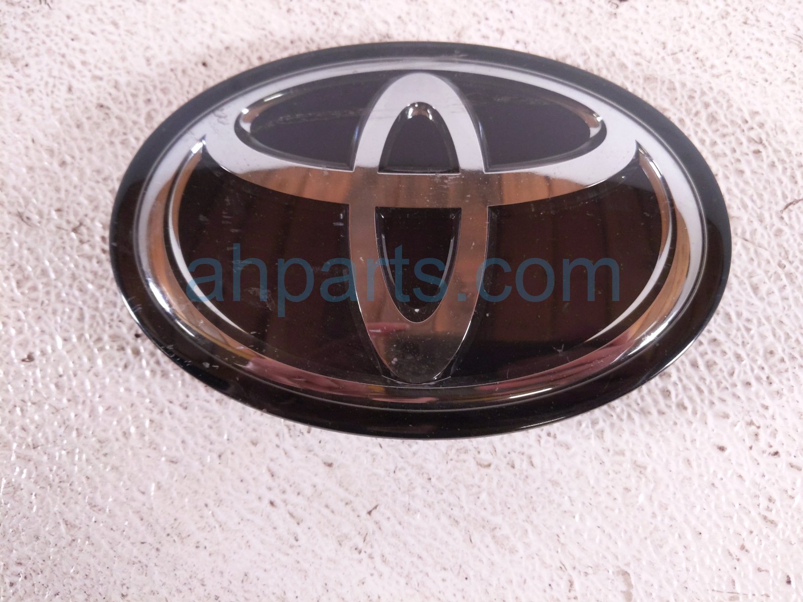 Toyota FRONT GRILLE EMBLEM