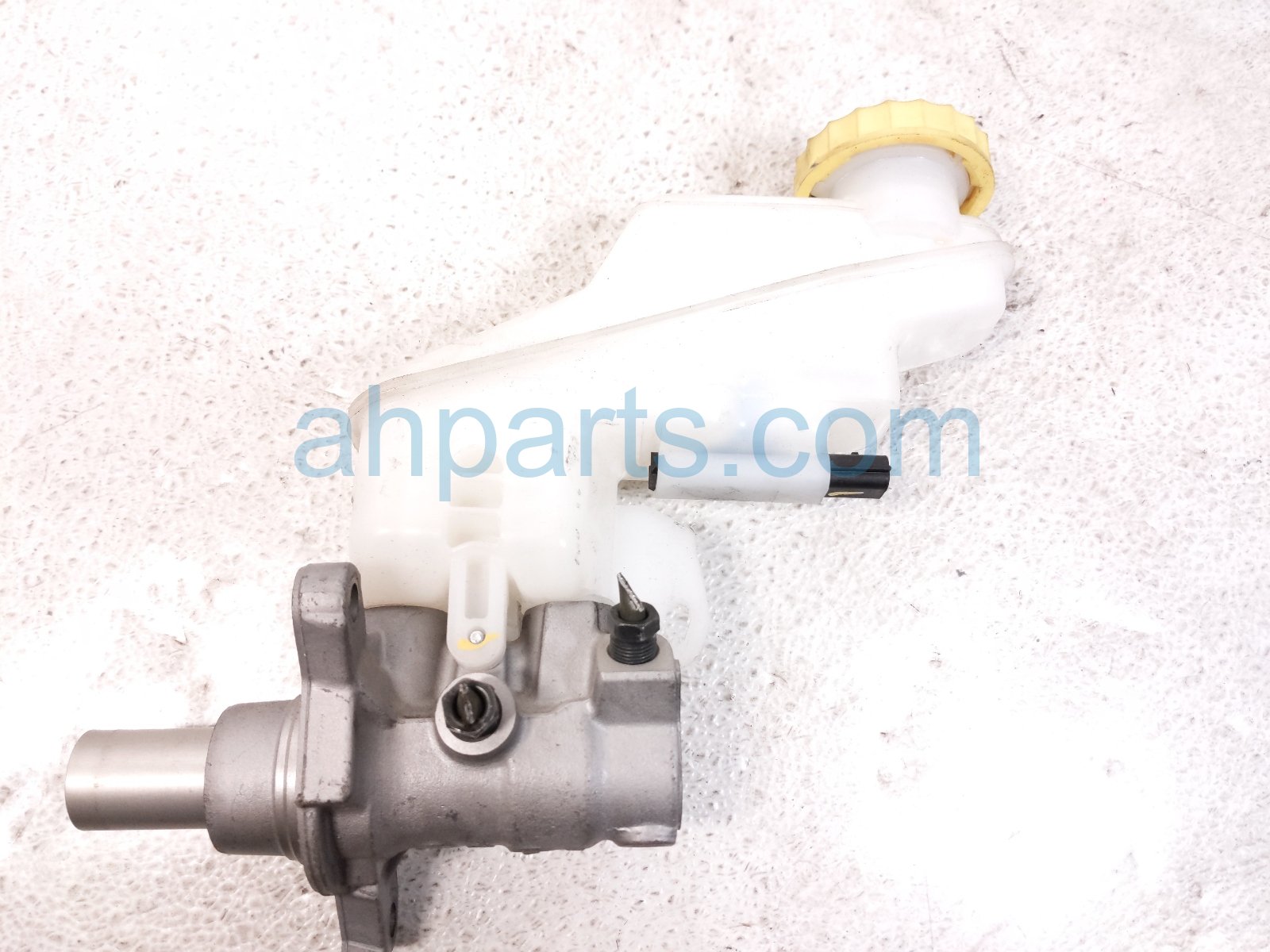 Nissan BRAKE MASTER CYLINDER W/RESERVOIR