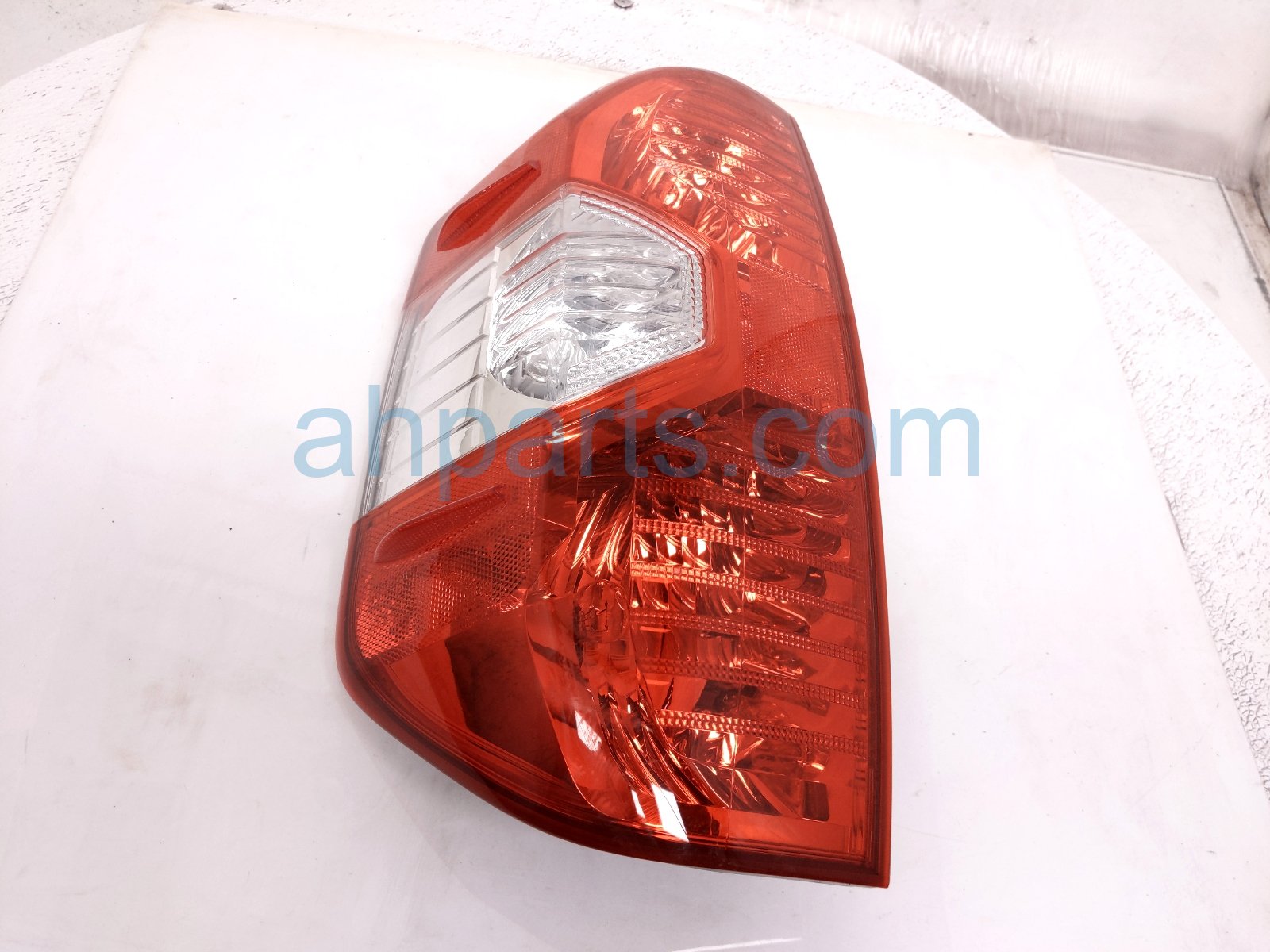 Toyota LH TAIL LAMP (ON BODY)