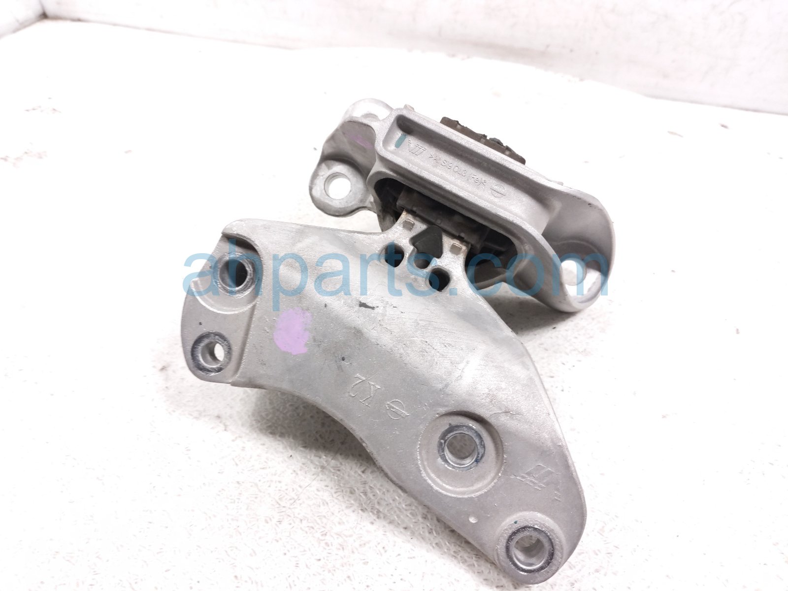 Nissan RH ENGINE MOUNT W/BRACKET - 2.0L