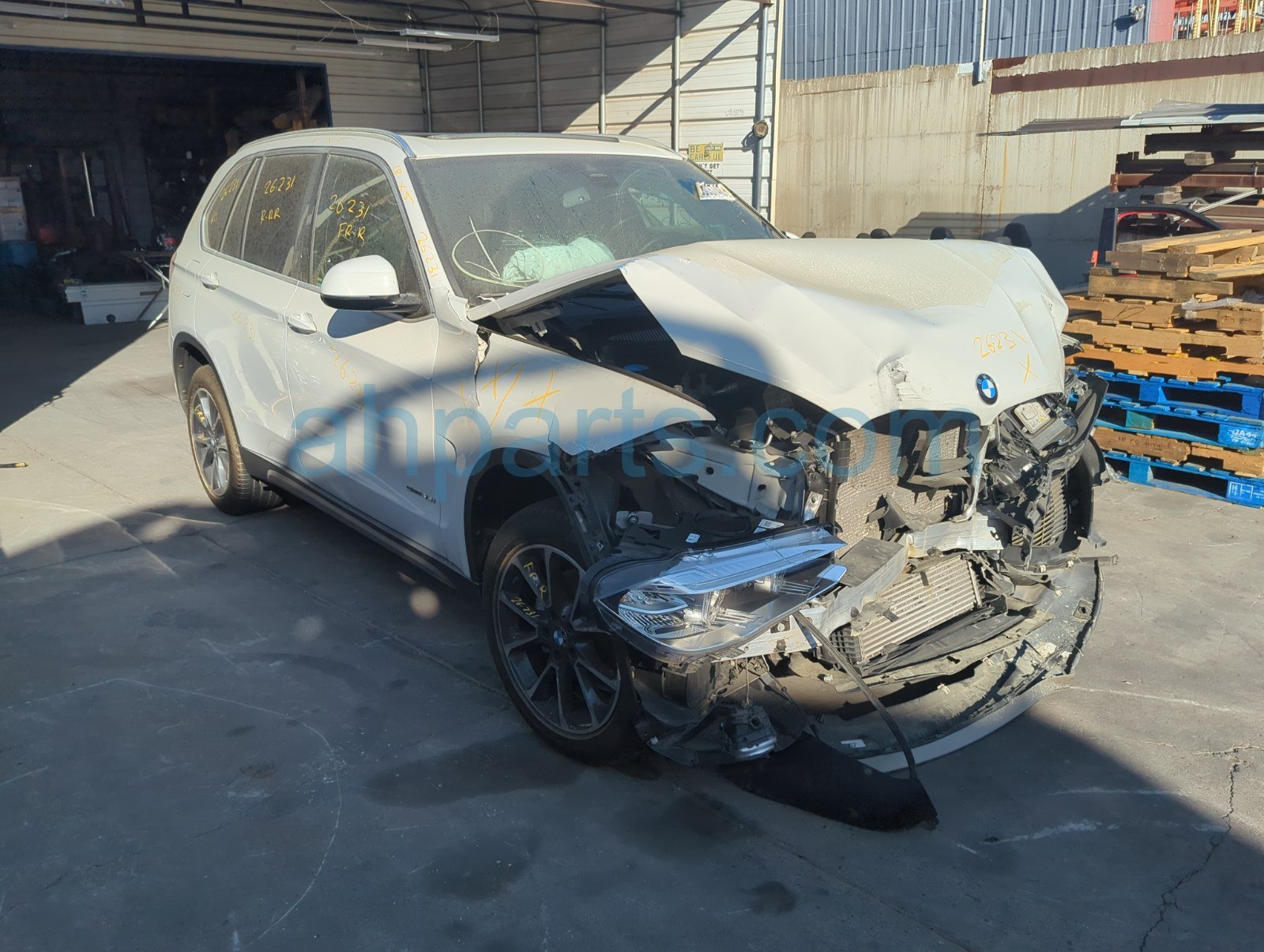 BMW LIFT GATE / TAIL GATE - WHITE BMW LIFT GATE / TAIL GATE - WHITE