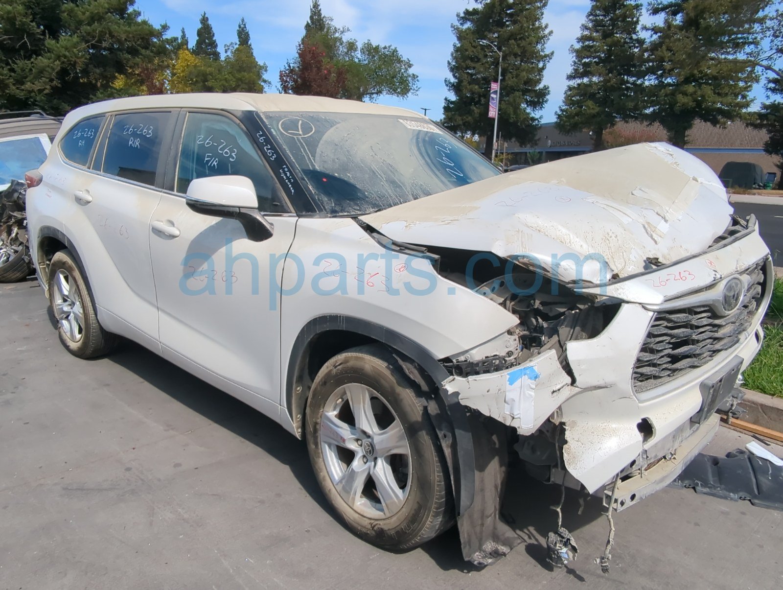 Toyota FR/RH DOOR - WHITE - NO MIRROR/TRIM Toyota FR/RH DOOR - WHITE - NO MIRROR/TRIM